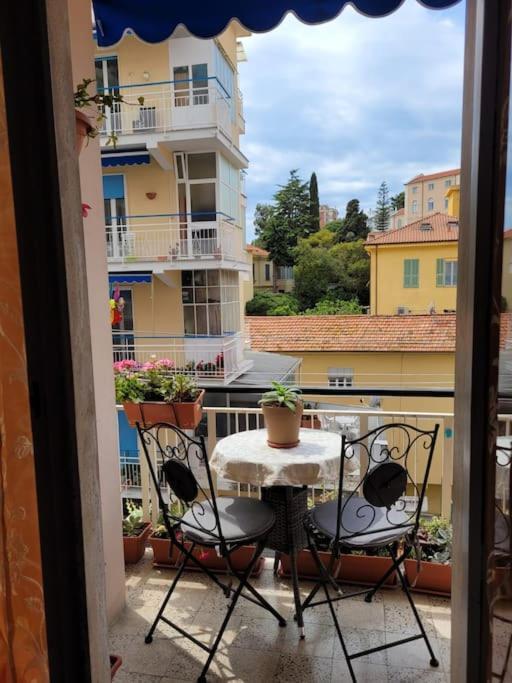 Bilocale: 5 Minuti Dall'Ariston Sanremo Luaran gambar