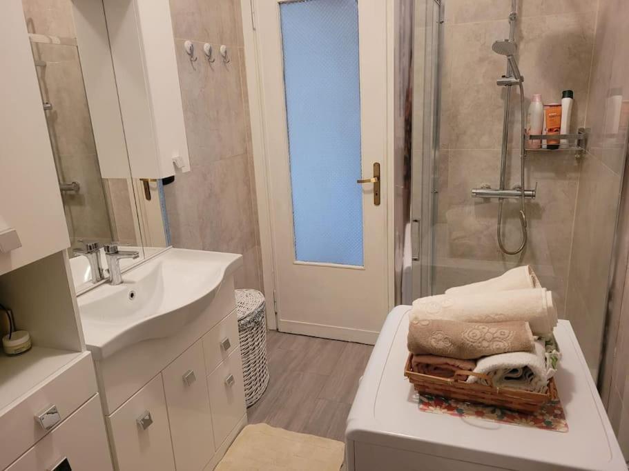 Bilocale: 5 Minuti Dall'Ariston Sanremo Luaran gambar